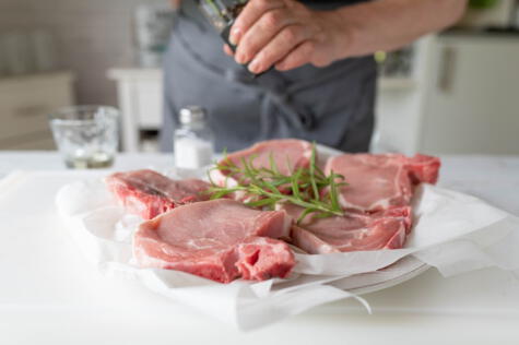 El vinagre le otorga suavidad a la carne de cerdo.   