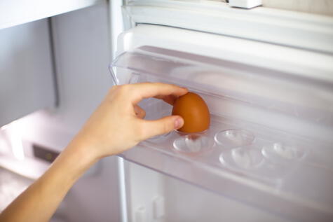  Un huevo con cáscara puede durar hasta 7 días en el refrigerador.    