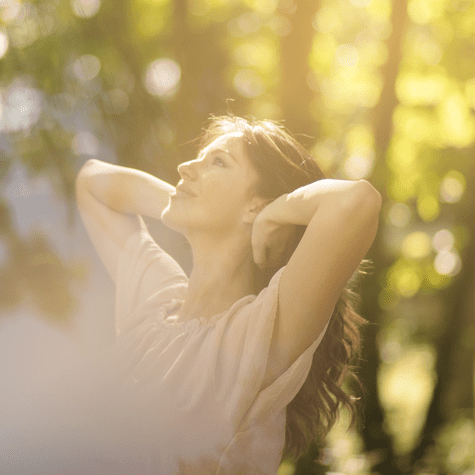 Una exposición moderada al sol, de 10 a 15 minutos al día, ayuda al cuerpo a producir vitamina D naturalmente.   