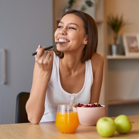 Desayunar después de las 9 a. m. puede alterar los ritmos hormonales y afectar la salud metabólica, según expertos.   