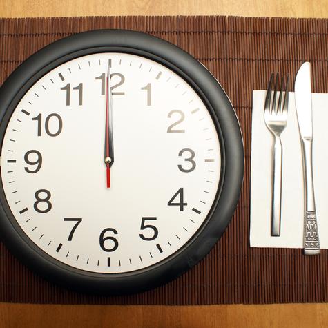 Estudios vinculan el desayuno tardío con mayor riesgo de obesidad, diabetes tipo 2 y enfermedades cardiovasculares.   