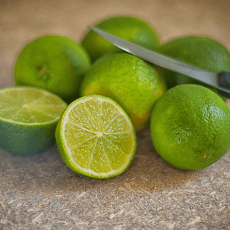 Beber agua con limón en ayunas es un hábito popular que apoya la función depurativa del hígado.
