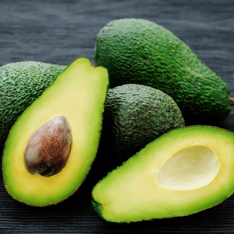 El aguacate aporta grasas saludables y ayuda a generar glutatión, clave en la protección hepática.