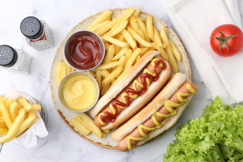 Evita los azúcares y carbohidratos simples en tu desayuno, ya que pueden causar caídas de energía y falta de concentración.   