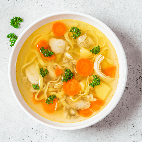Caldo de pollo casero con verduras frescas y sabor ligero. Caldo de pollo casero con verduras frescas y sabor ligero.