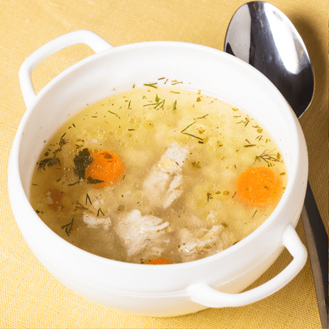 Plato humeante de caldo de gallina, perfecto para combatir el frío. Plato humeante de caldo de gallina, perfecto para combatir el frío.