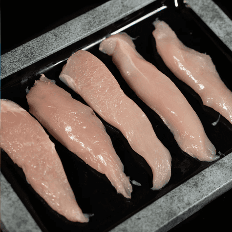 El solomillo de pollo, un corte tierno y bajo en grasa que destaca por su valor nutricional. El solomillo de pollo, un corte tierno y bajo en grasa que destaca por su valor nutricional.