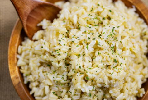 Consumir arroz integral, a diferencia del blanco, aporta más litio. Fuente: Pexels.   