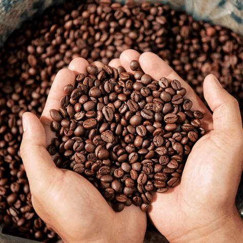 Moler el café justo antes de prepararlo ayuda a mantener sus compuestos activos.   