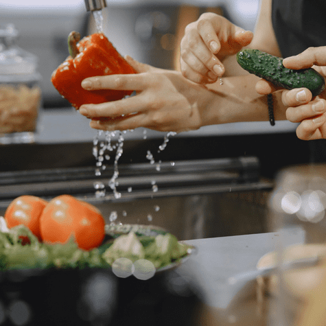 Lava las verduras en una solución de agua y bicarbonato. Lava las verduras en una solución de agua y bicarbonato.