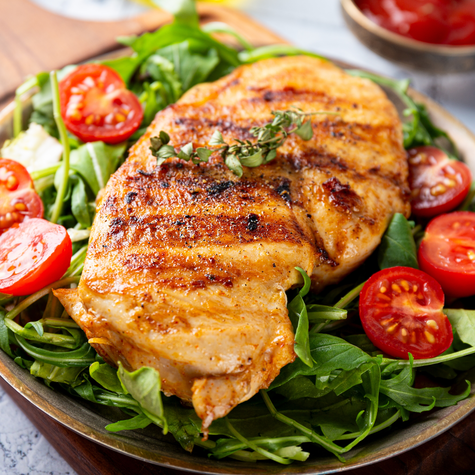 La pechuga de pollo tiene proteína, vitamina B y fósforo. La pechuga de pollo tiene proteína, vitamina B y fósforo.