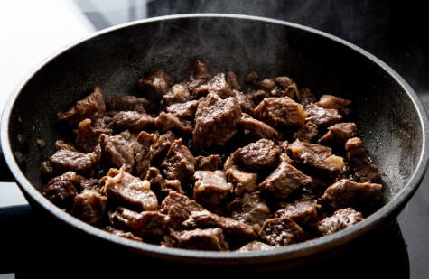 Calienta a fuego bajo para ablandar la carne. Calienta a fuego bajo para ablandar la carne.