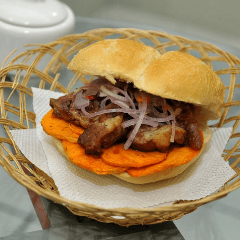 Pan con chicharrón.   