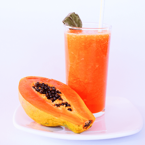 Un vaso de jugo de papaya recién preparado, una opción natural para comenzar el día. Un vaso de jugo de papaya recién preparado, una opción natural para comenzar el día.