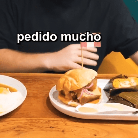 Pan con chicharrón y tamal. Pan con chicharrón y tamal.