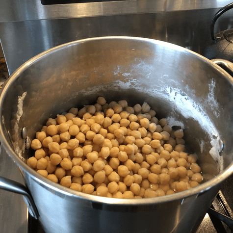 Otro truco es usar la olla a presión para cocer los garbanzos. Otro truco es usar la olla a presión para cocer los garbanzos.