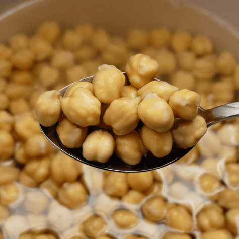 El bicarbonato ayudará a mejorar la textura de los garbanzos. El bicarbonato ayudará a mejorar la textura de los garbanzos.
