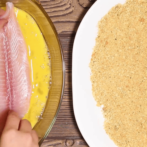 Empaniza con galletas y huevo. Empaniza con galletas y huevo.