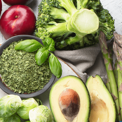 Las verduras de hoja verde, como la espinaca y el kale, son ricas en vitamina K. Las verduras de hoja verde, como la espinaca y el kale, son ricas en vitamina K.