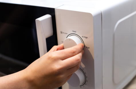 Bacterias y compuestos dañinos pueden sobrevivir al uso del microondas, generando problemas. Fuente: Shutterstock. Bacterias y compuestos dañinos pueden sobrevivir al uso del microondas, generando problemas. Fuente: Shutterstock.