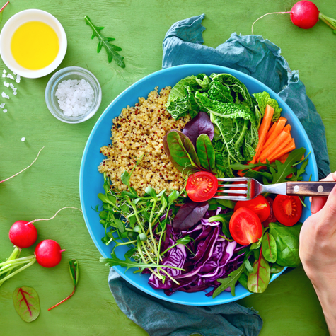Subir la diversidad bacteriana se logra con dietas ricas en frutas, verduras y granos integrales, mientras que los ultraprocesados la perjudican. Fuente: Shutterstock. Subir la diversidad bacteriana se logra con dietas ricas en frutas, verduras y granos integrales, mientras que los ultraprocesados la perjudican. Fuente: Shutterstock.