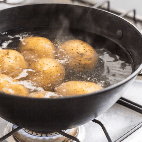 El truco es hervir las papas con cáscara. El truco es hervir las papas con cáscara.