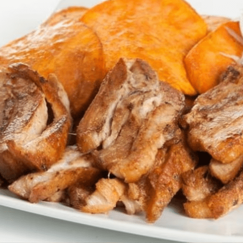 La combinación de pan, chicharrón de cerdo, camote frito y sarsa criolla hace del sánguche un ícono de la gastronomía peruana. La combinación de pan, chicharrón de cerdo, camote frito y sarsa criolla hace del sánguche un ícono de la gastronomía peruana.