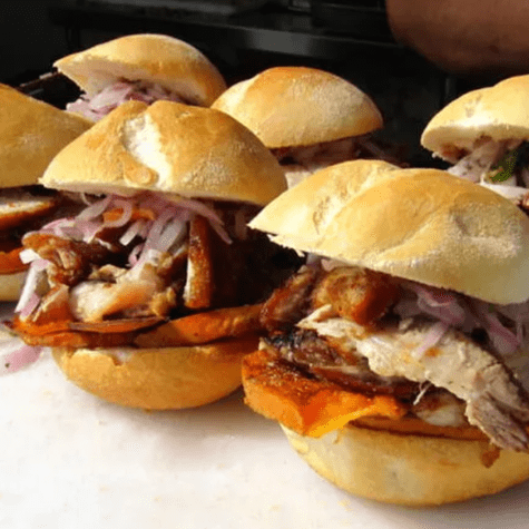 El pan con chicharrón, con camote frito y salsa criolla, es el favorito de miles de peruanos en los desayunos de fin de semana. El pan con chicharrón, con camote frito y salsa criolla, es el favorito de miles de peruanos en los desayunos de fin de semana.
