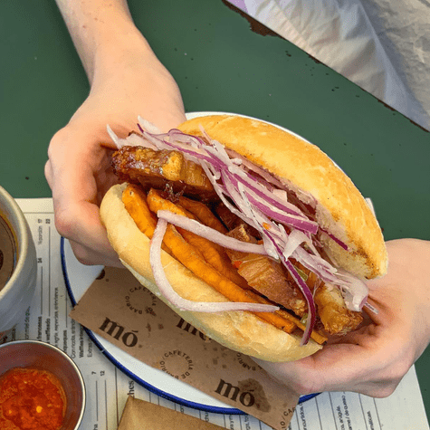 Pan con chicharrón. Pan con chicharrón.