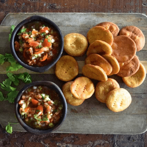 Sopaipillas con pebre. Sopaipillas con pebre.