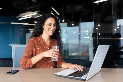 Beber al menos dos litros de agua diarios es crucial para la salud renal. Fuente: Shutterstock. Beber al menos dos litros de agua diarios es crucial para la salud renal. Fuente: Shutterstock.