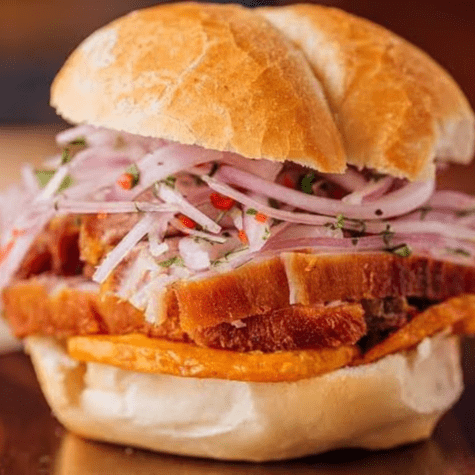Pan con chicharrón peruano. Pan con chicharrón peruano.