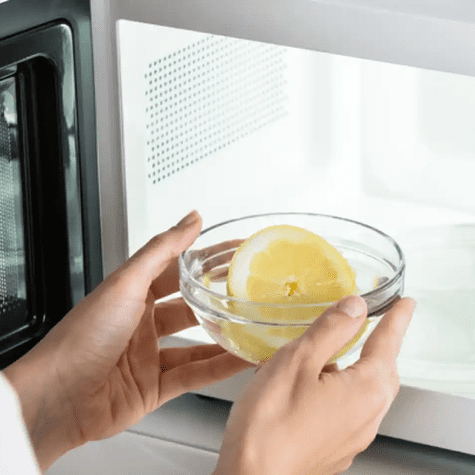 Una solución con limón y agua te ayudará a combatir la grasa.   