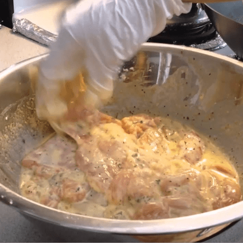 Pasa las piezas de pollo por la mezcla y fríe.   