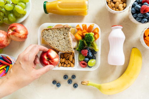 Alimentos como huevos, frutas y yogur son recomendables, mientras que se deben evitar los productos azucarados. Fuente: Shutterstock. Alimentos como huevos, frutas y yogur son recomendables, mientras que se deben evitar los productos azucarados. Fuente: Shutterstock.