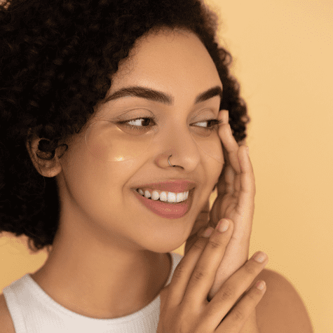 Con la edad, la producción natural de colágeno disminuye y se refleja en la piel y las articulaciones. Con la edad, la producción natural de colágeno disminuye y se refleja en la piel y las articulaciones.