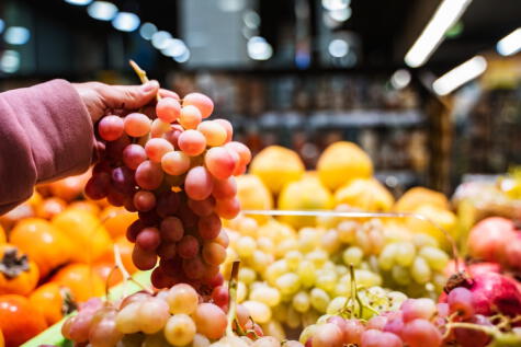 El médico Jaume Fontanals advierte sobre el momento adecuado para consumir frutas, destacando que antes de las comidas previene problemas digestivos. Fuente: Shutterstock.   