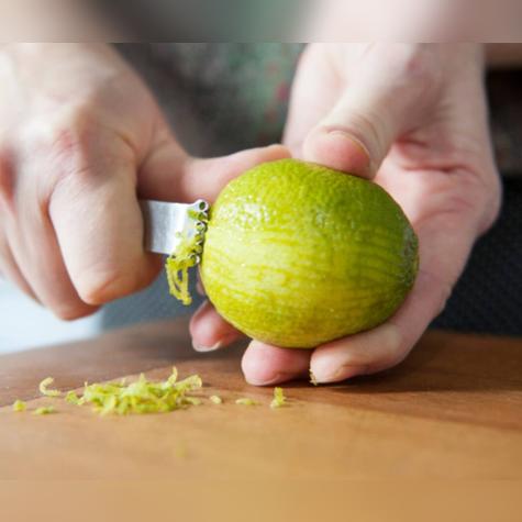 Recuerda lavar muy bien el limón y retirar la cáscara.   