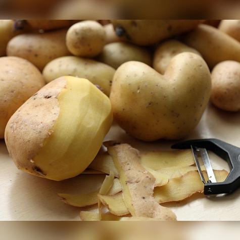 Utiliza cáscaras de papas frescas.   