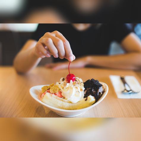 Su versatilidad permite añadir toppings como cacao amargo o frutos secos, manteniendo la esencia saludable. Fuente: Shutterstock.   