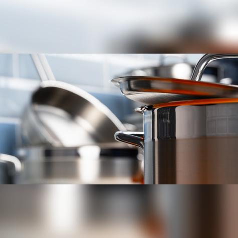 Productos específicos que la FDA ha señalado por liberar plomo tóxico, afectan la seguridad en la cocina.   