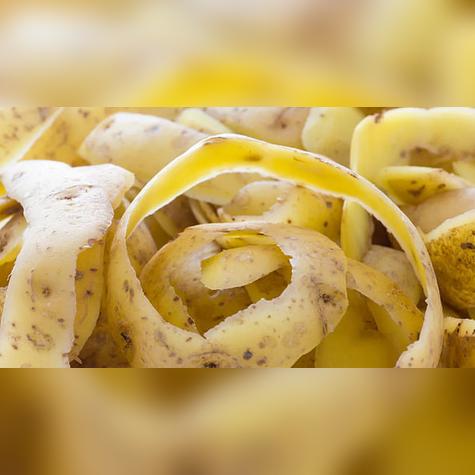 La cáscara de papa ayuda a remover las manchas de las ollas y sartenes. La cáscara de papa ayuda a remover las manchas de las ollas y sartenes.