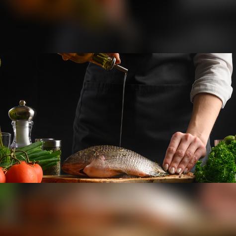 Unta el aceite sobre el pescado.   