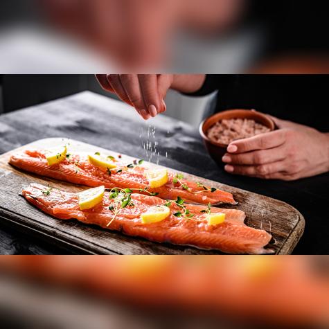 Vierte sal gruesa en el pescado.   