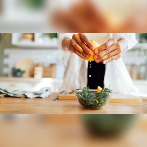 Con propiedades antibacterianas, el limón también ayuda en el cuidado de la piel, regula la presión arterial y la salud cardiovascular. Fuente: Shutterstock.   