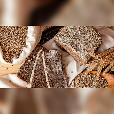 El pan de centeno es más denso y aporta fibra extra para mantenerte satisfecho por más tiempo.