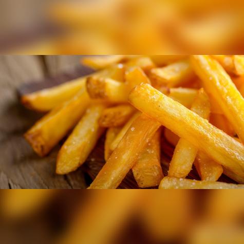 Este método crea una capa que reduce la absorción de grasa, resultando en patatas crujientes y ligeras. Fuente: Shutterstock.   