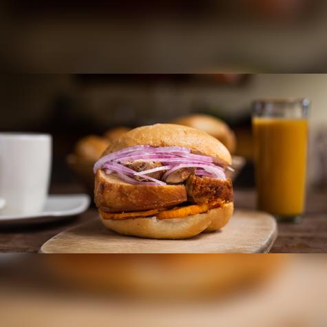 La Criolla ofrece el icónico pan con chicharrón.   