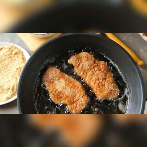 Fríe en aceite caliente para una textura crujiente.   