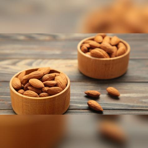 Incluir en tu dieta alimentos como almendras, pavo y té de manzanilla puede facilitar un mejor descanso. Fuente: Shutterstock.   